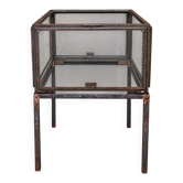 Une vitrine en acier et verre, montée sur un socle en acier fabriqué sur mesure.