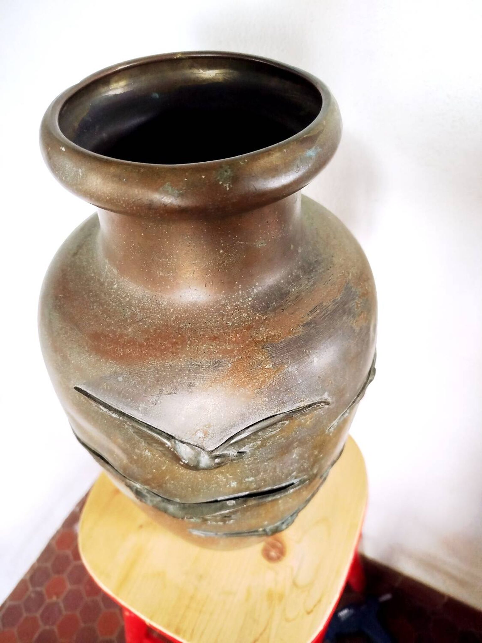 Large Art Deco vase in patinated brass, relief decoration of birds – year