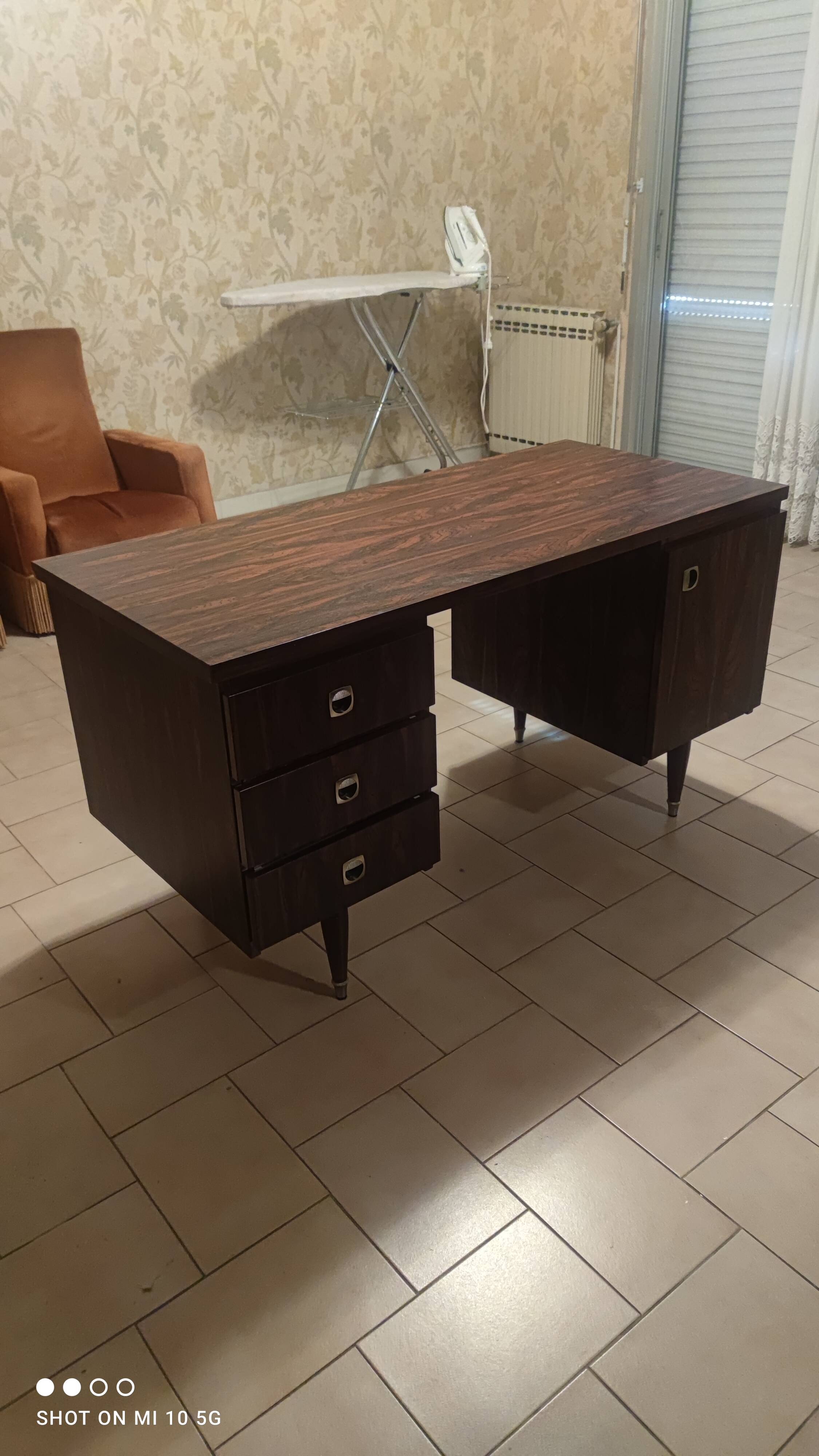 Bureau à caissons vers 1970 en palissandre de Rio 4 faces
