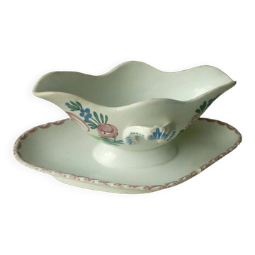 Sauceboat in faience decorated with a rooster, Sarreguemines, Nord of France.