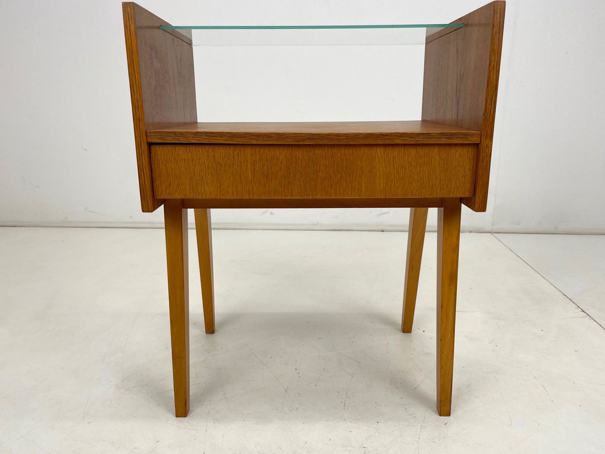 Table d'appoint ou table de nuit des années 1960 par Arch. František Jirak