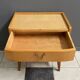 Table de chevet en bois blond avec plateau en verre