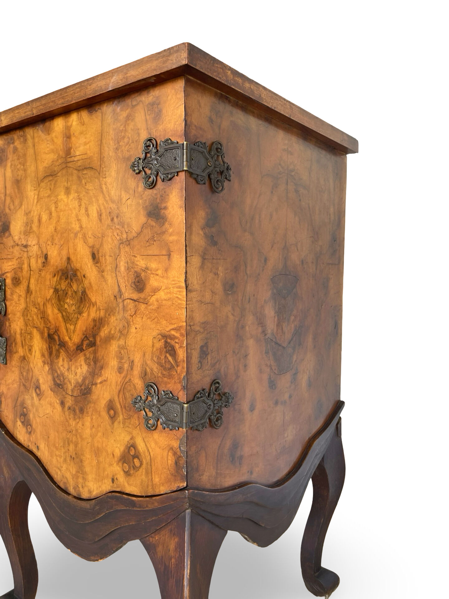 Buffet en noyer burr italien, années 1930.