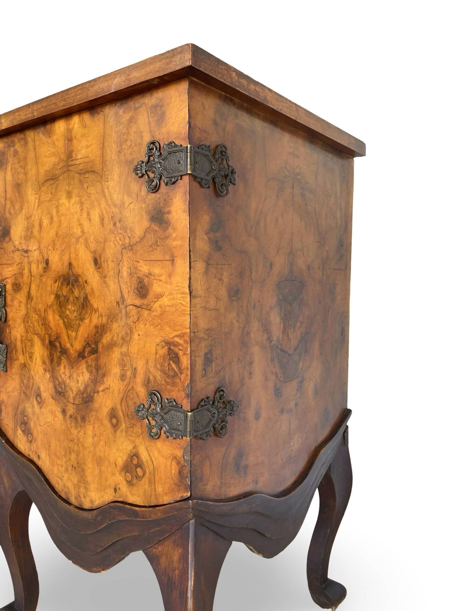 Buffet en noyer burr italien, années 1930.