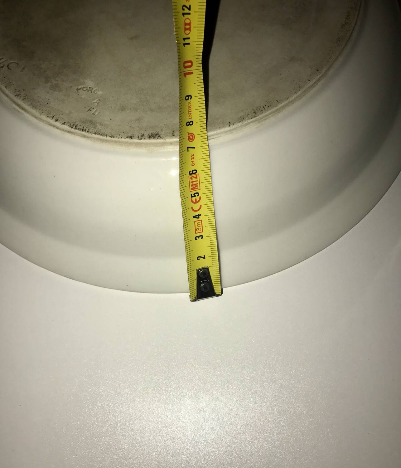 Hollow dish in fired porcelain with floral motifs