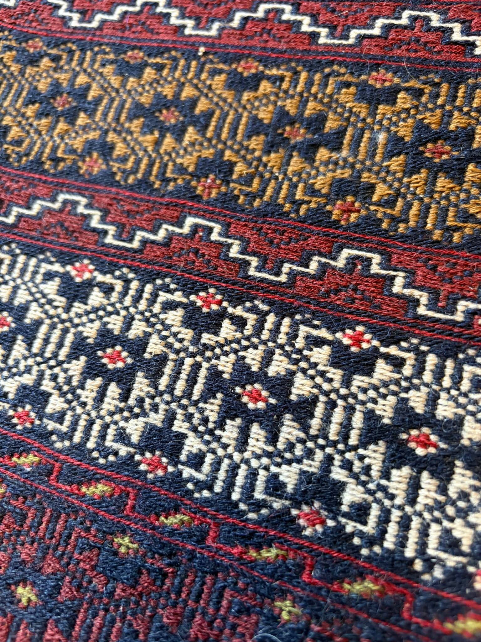Tapis afghan artisanal réalisé à l’aiguille – 175 × 135cm