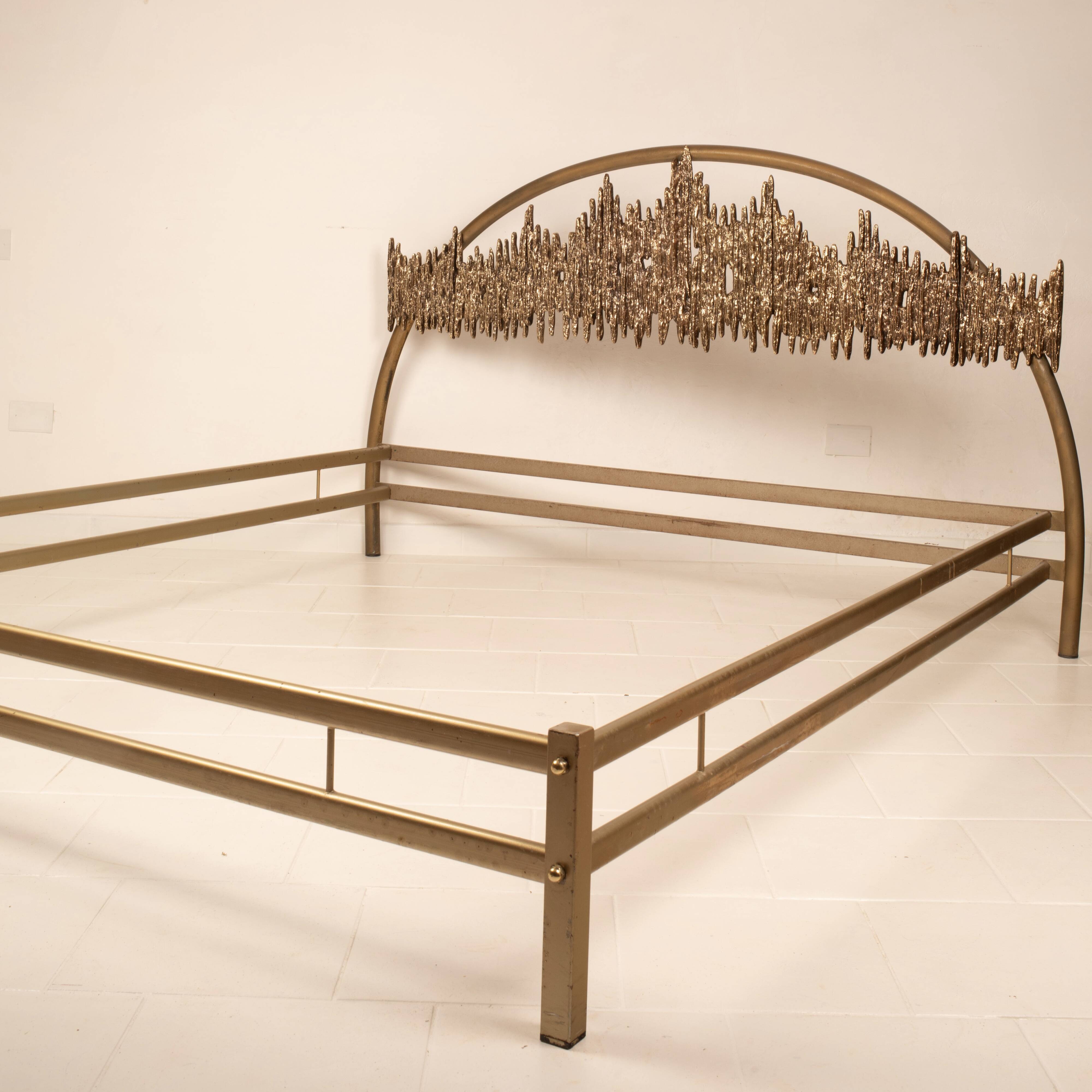 Aurora frame bed by Luciano Frigerio for Frigerio di Desio 1970