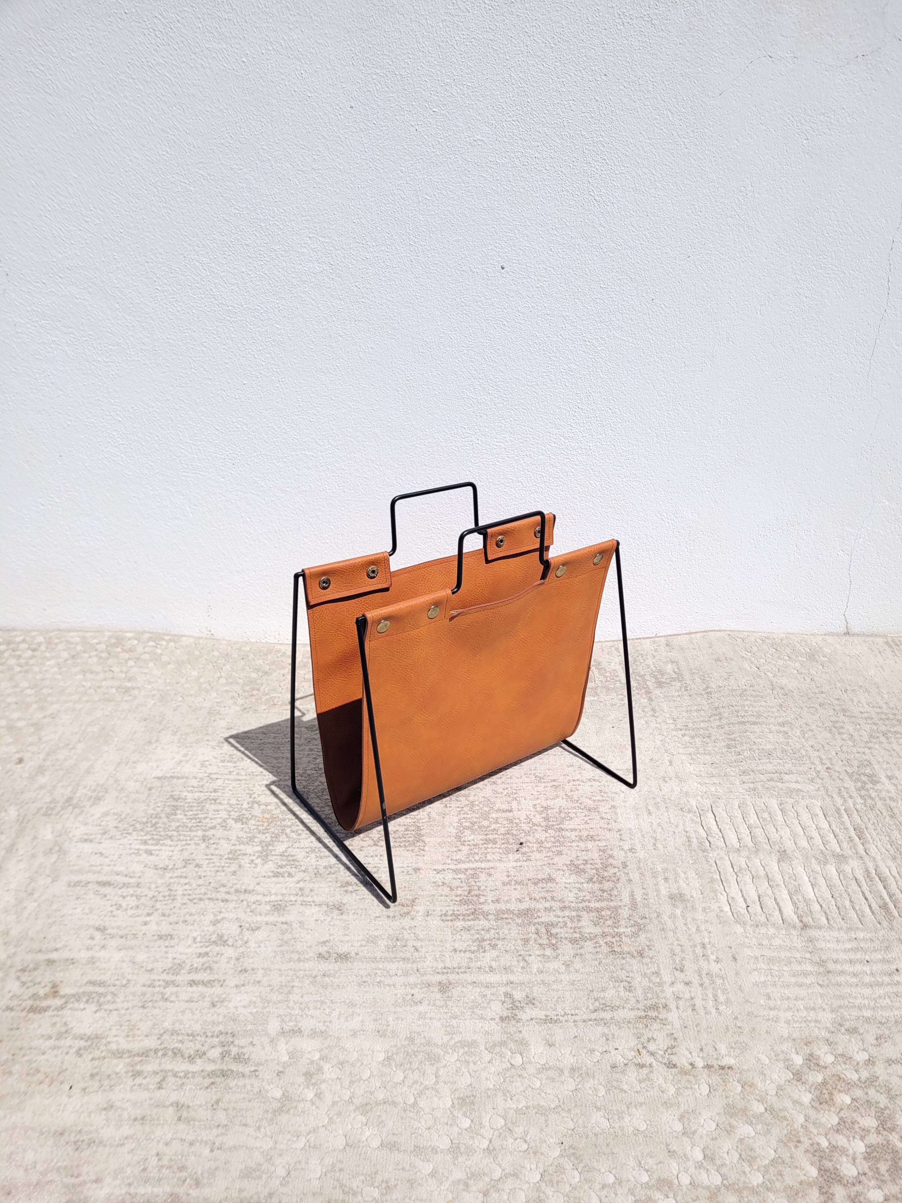 Magazine rack in tan leather and black metal