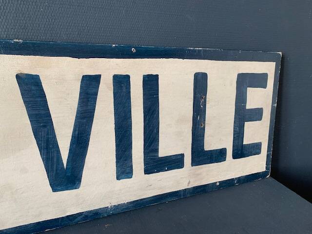Panneau de signalisation vintage, en bois peint, centre ville.