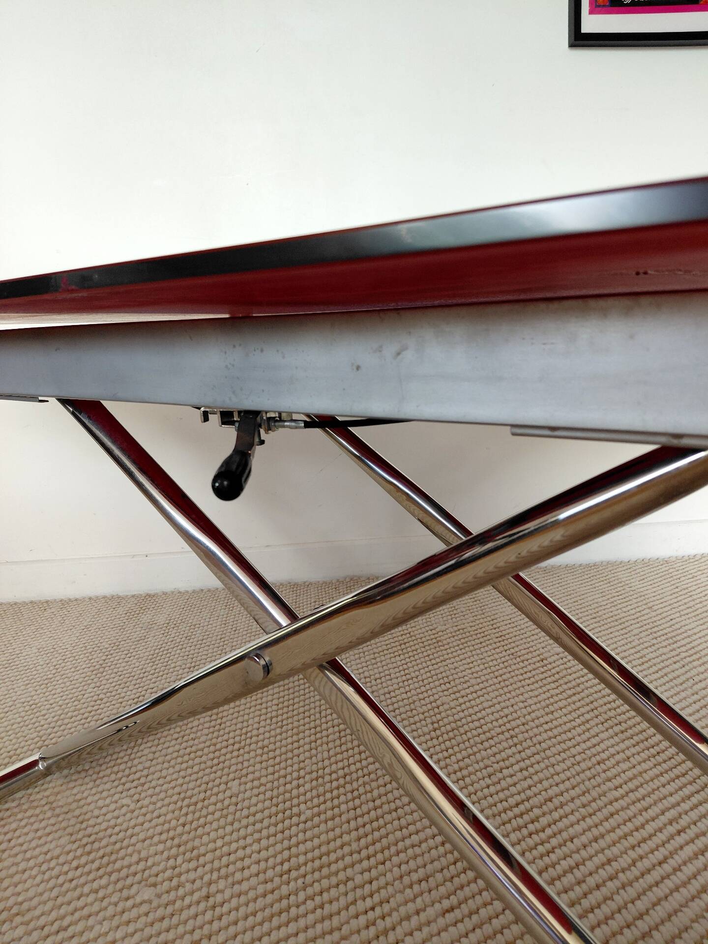 Table relevable vintage verre rouge et chrome-design 1970/1980