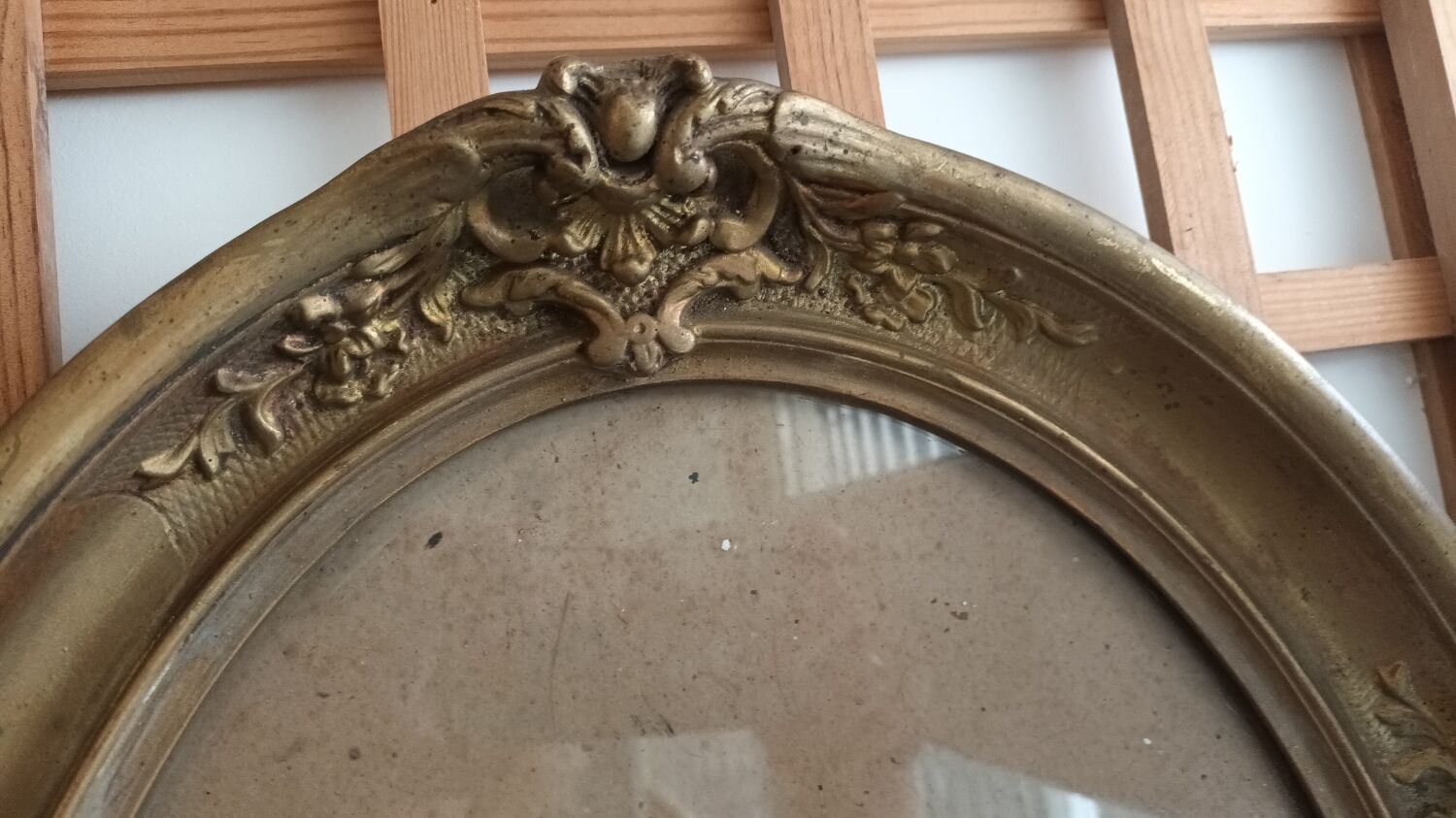 Golden oval frame XXth