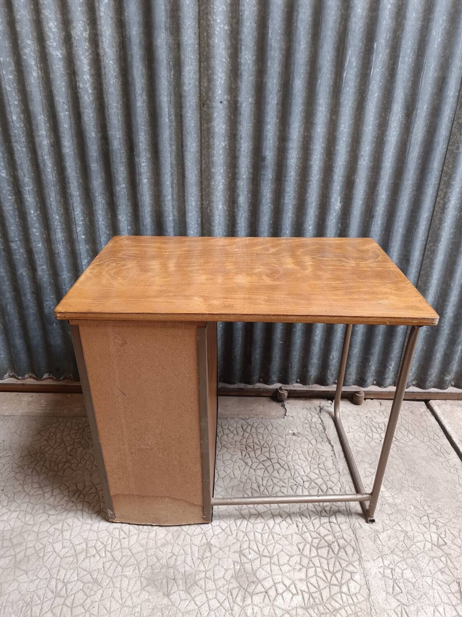 Bureau d'école vintage bois et métal