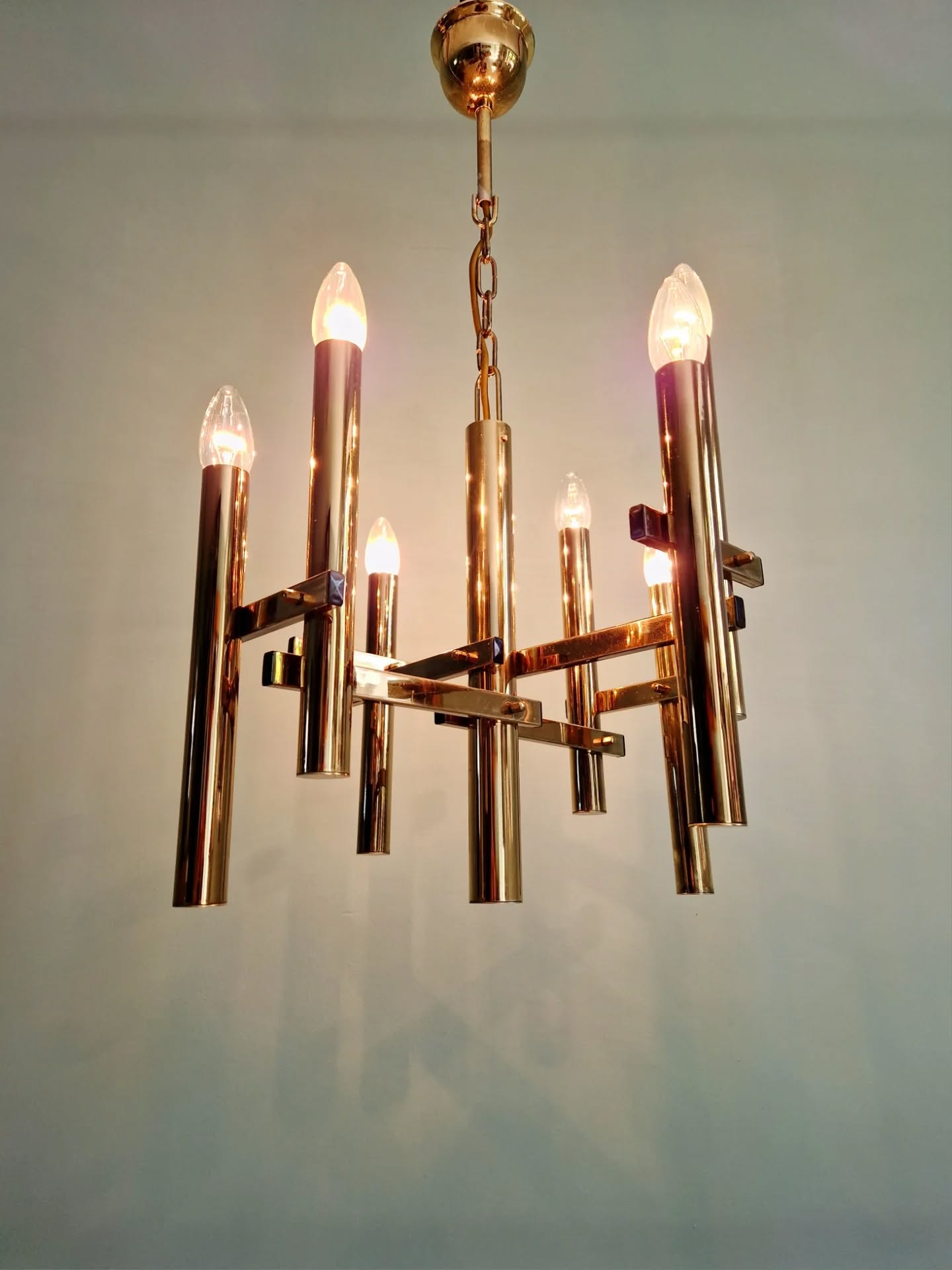 Geometric brass chandelier, Hollywood Regency, design by G. Sciolari, 1970.