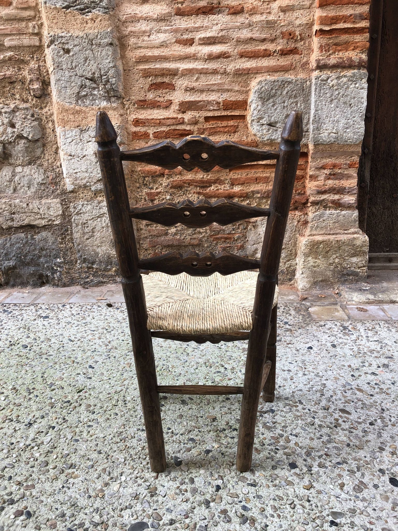 Chaise paillée brutaliste