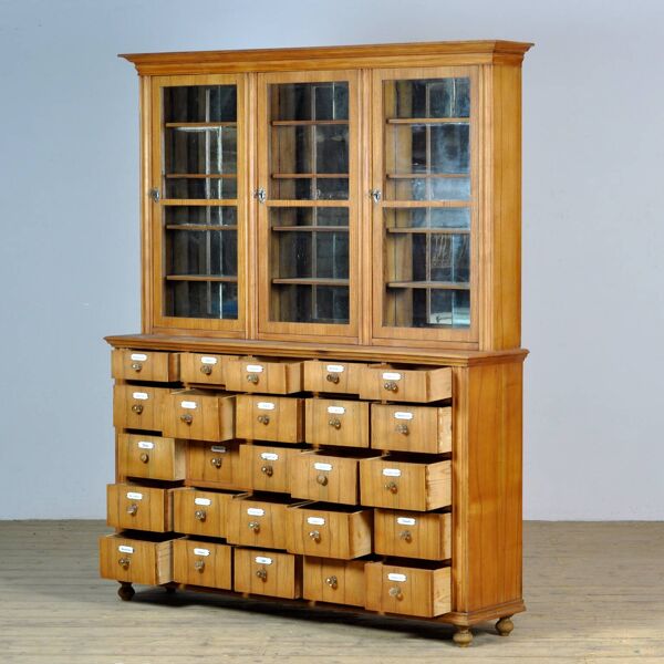 Armoire à Pharmacie En Chêne Et Pin, année 1889