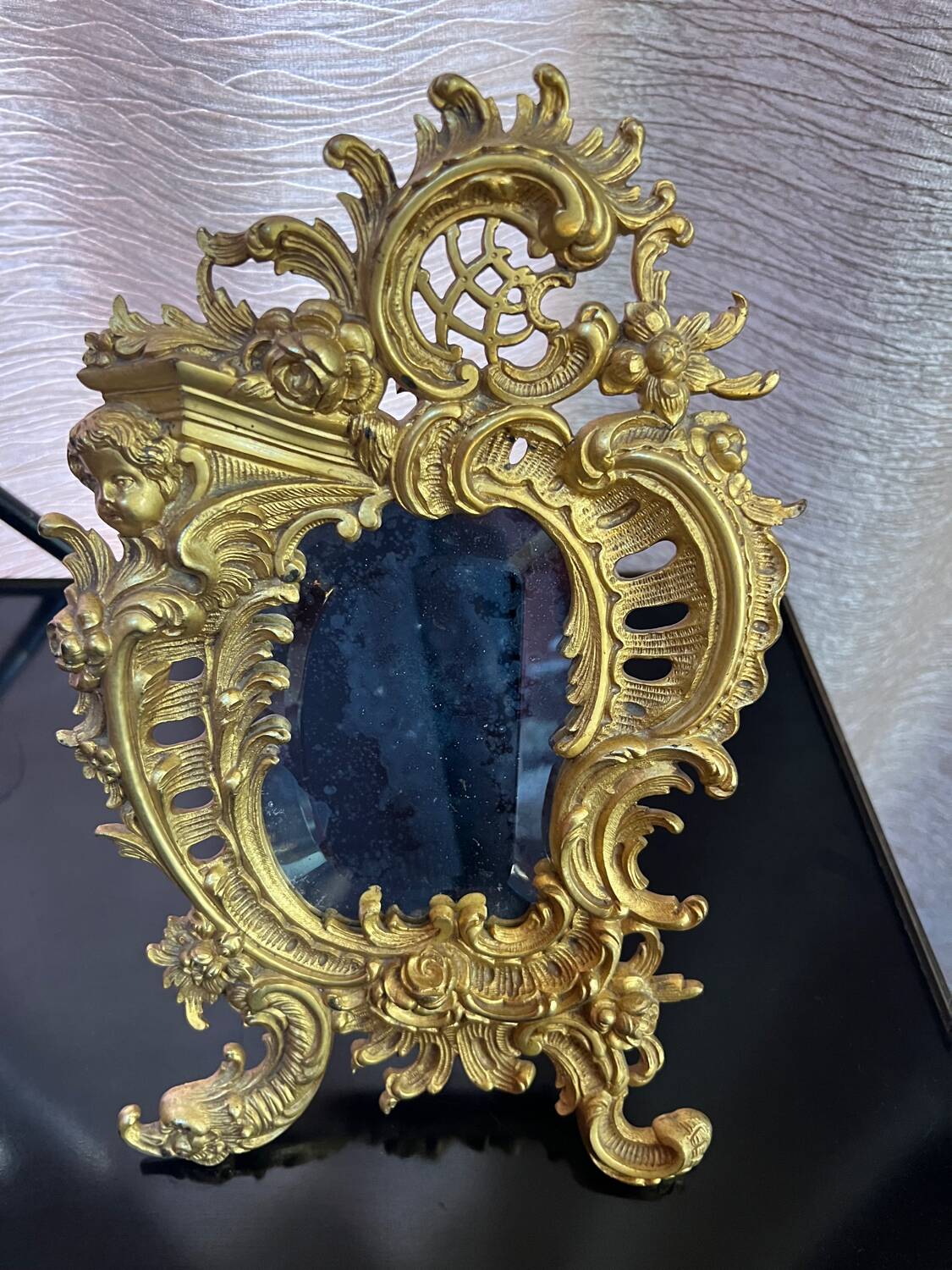 Beveled mirror in gilt bronze