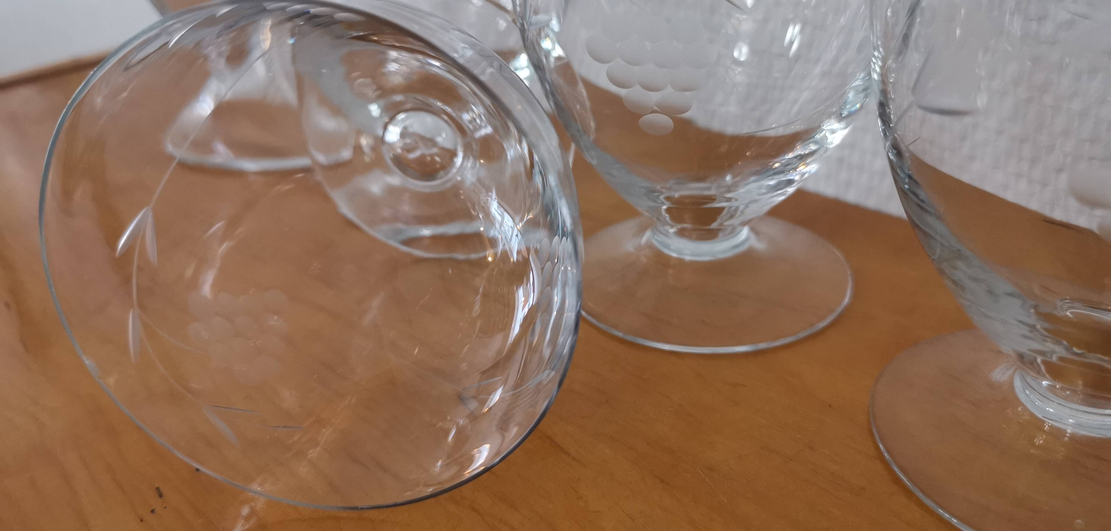 Set de 8 anciens verres sur pied décor ciselé