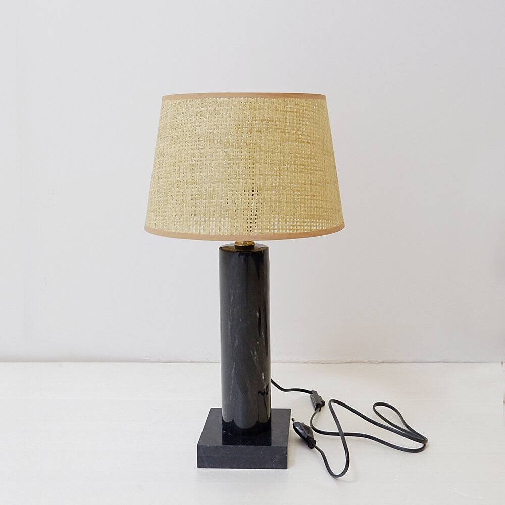 Lampe de table en marbre noir et abat-jour en raphia naturel
