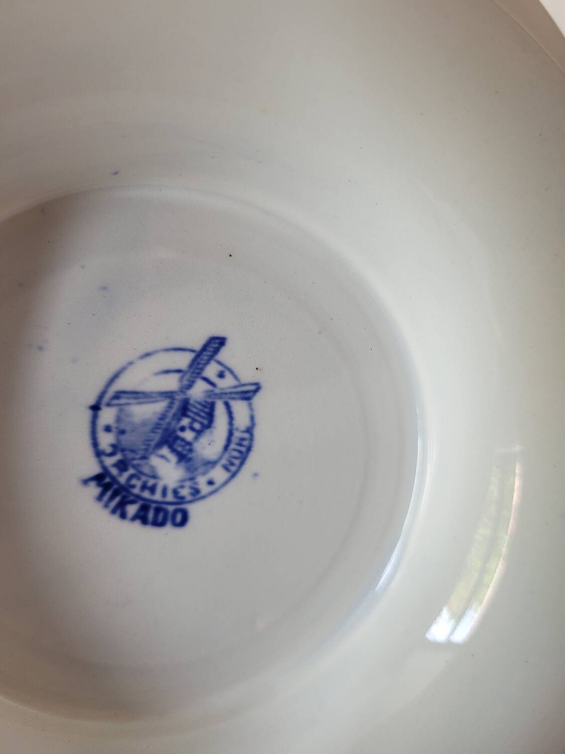 Mikado plate on pedestal from Orchies