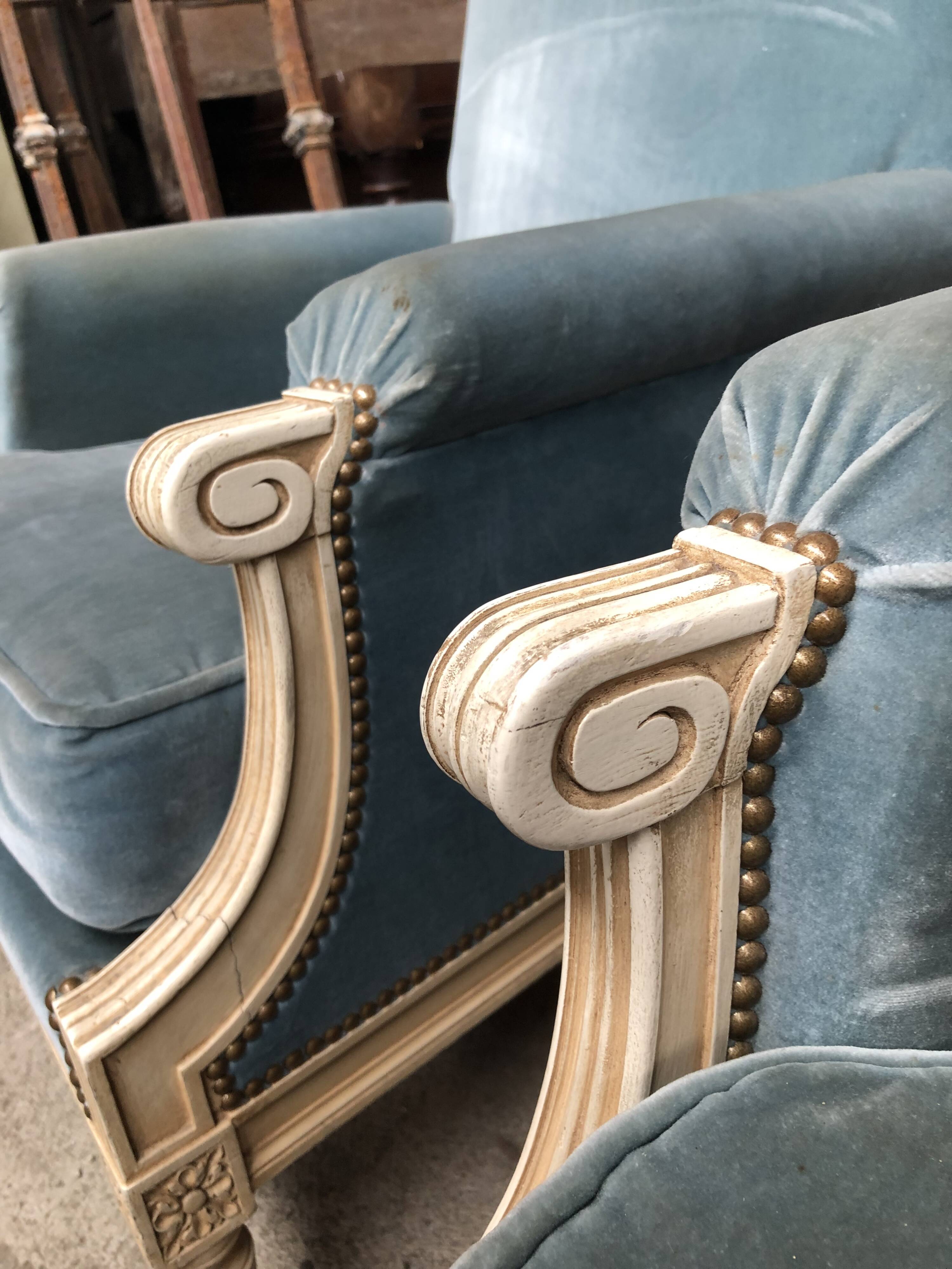 Paire de fauteuils de salon de style Louis XVI