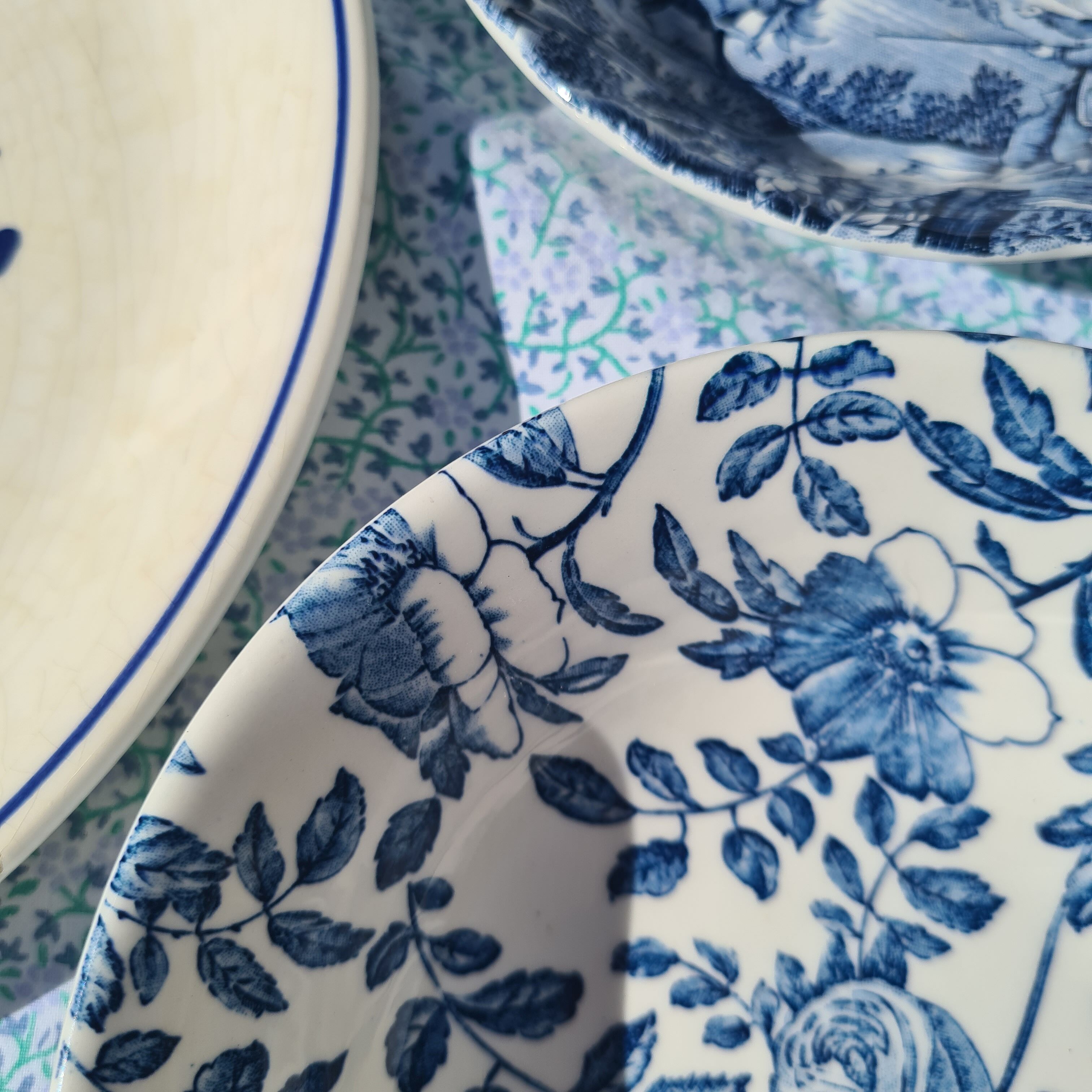 English salad bowl Johnson Brothers model Rose Chintz blue