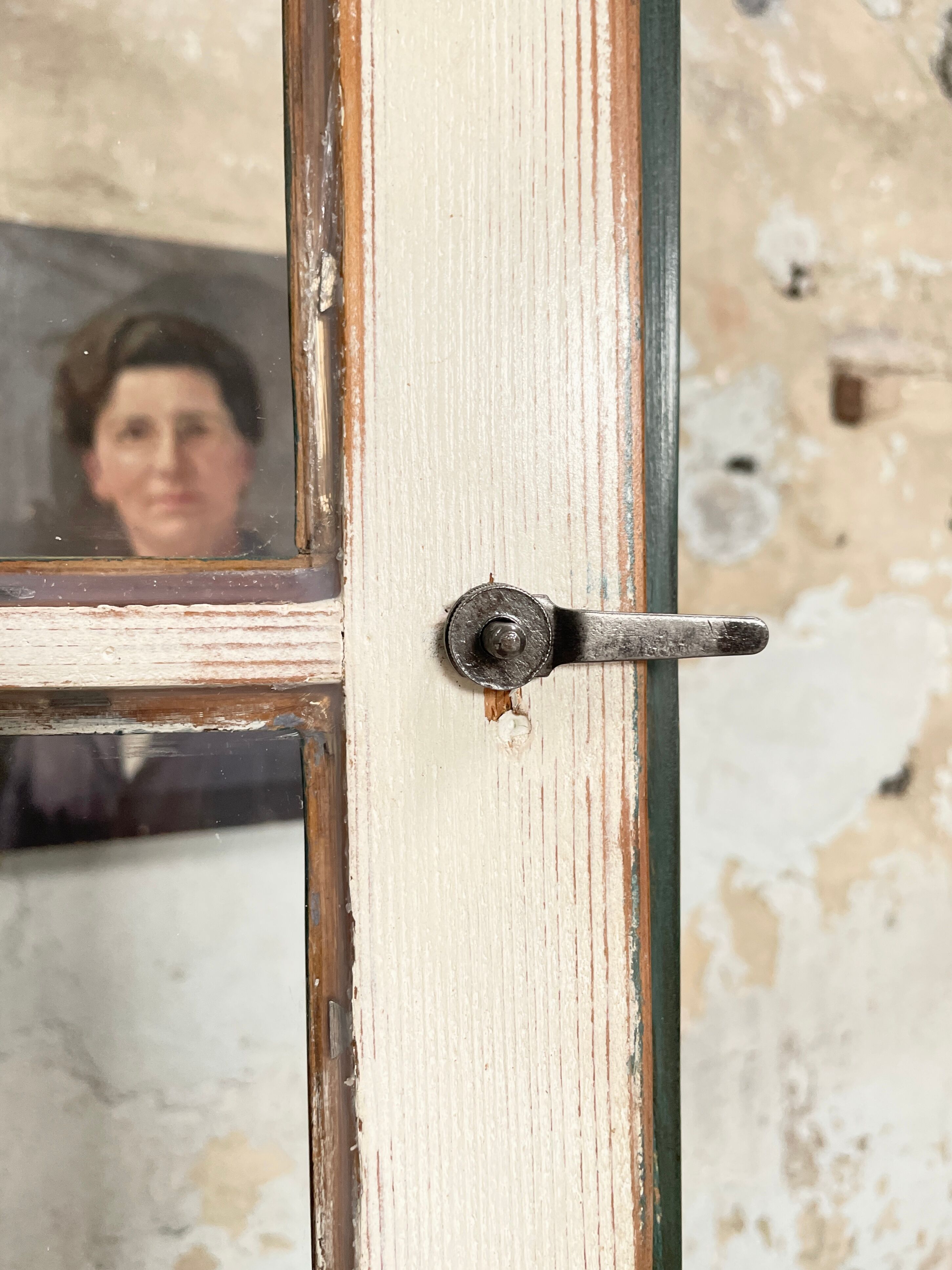 Furniture of trade showcase, around 1900.