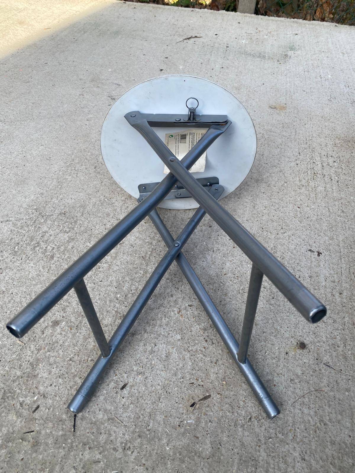 Tabouret industriel pliable en acier gris et bois blanc