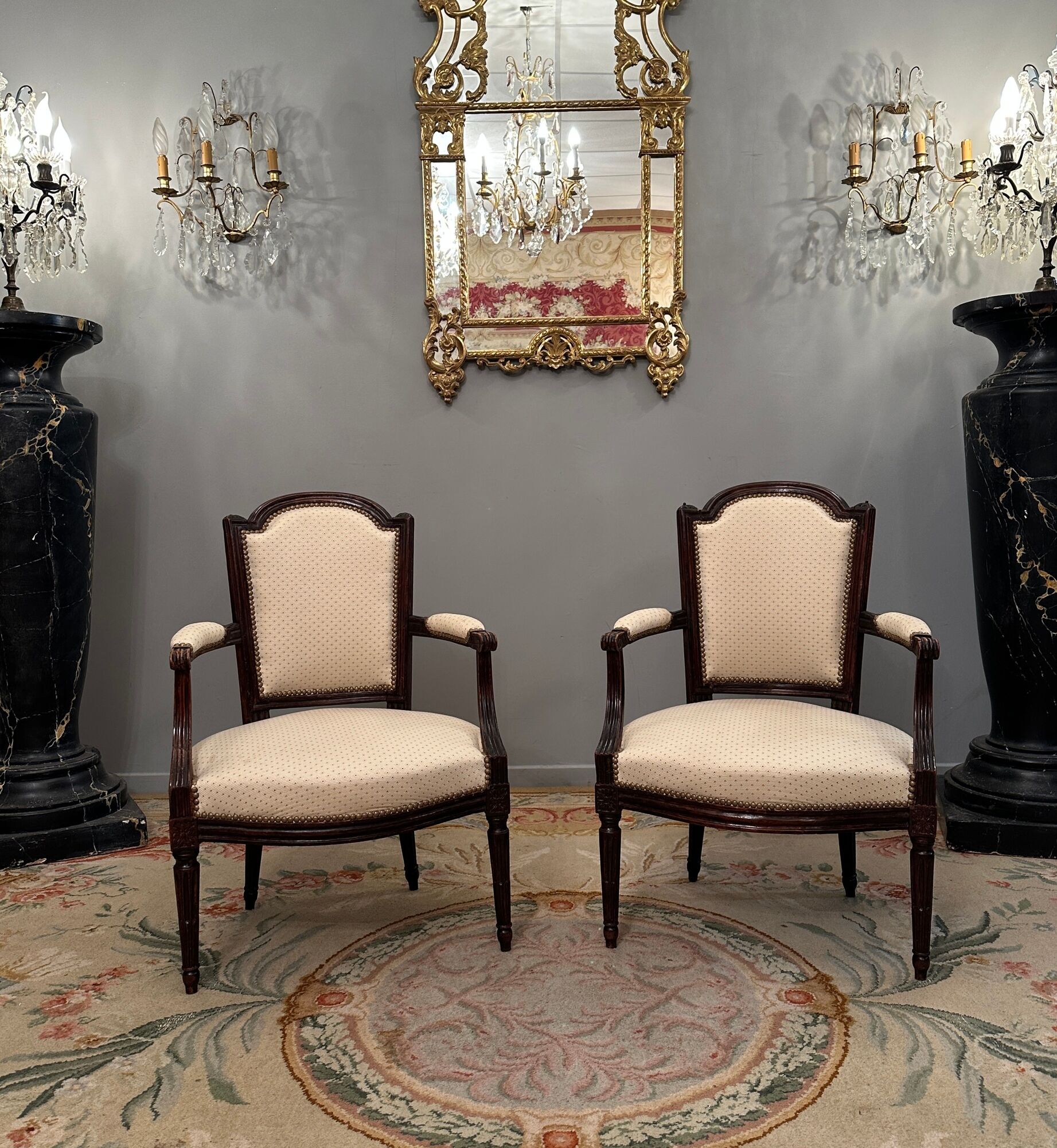 Paire de fauteuils en noyer d'epoque louis xvi vers 1770