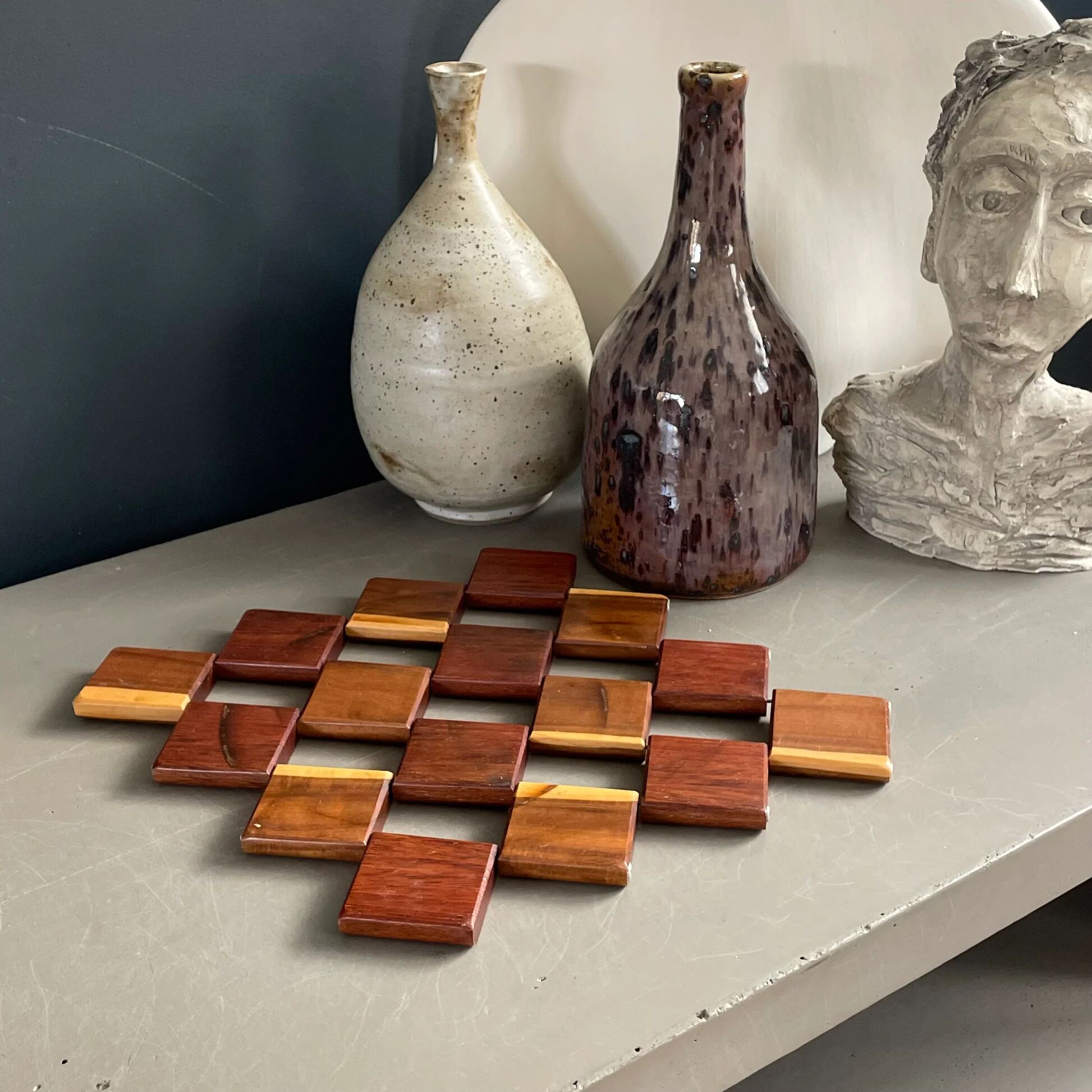 Dessous de plat articulé en bois