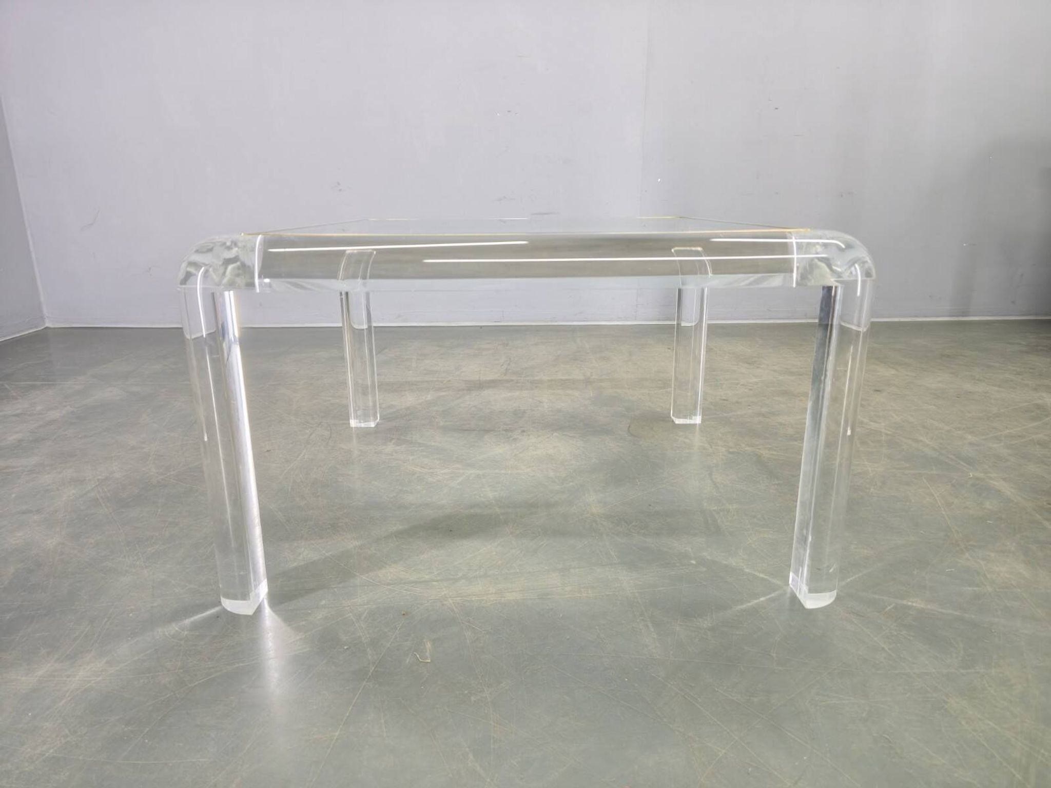 Table basse en acrylique, laiton et verre italienne, années 1980