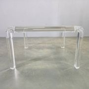 Table basse en acrylique, laiton et verre italienne, années 1980