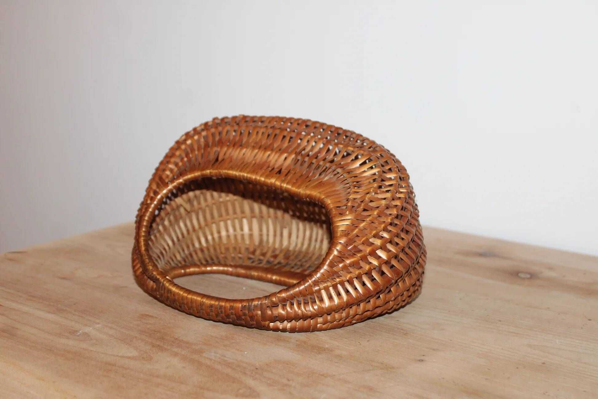 Petit panier vintage en osier tressé – Anse intégrée – Vannerie rétro