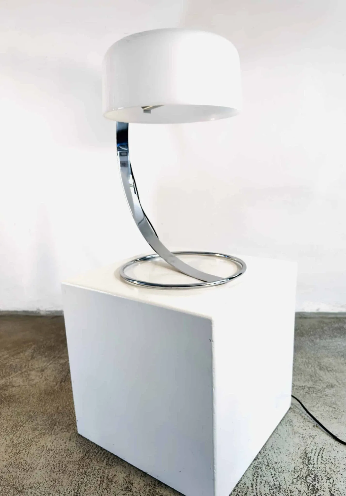 Lampe de table D-2125 Tropic par Raak Amsterdam, Pays-Bas, années 1970.