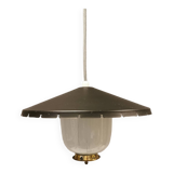 Lampe suspendue en verre avec abat-jour en métal laqué noir et base en laiton.