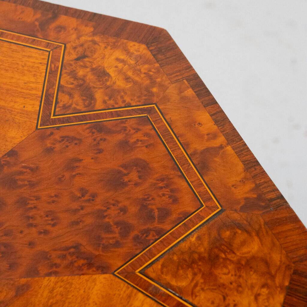 Table d'appoint Art Déco en loupe de bois