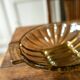 Le plat en verre irisé