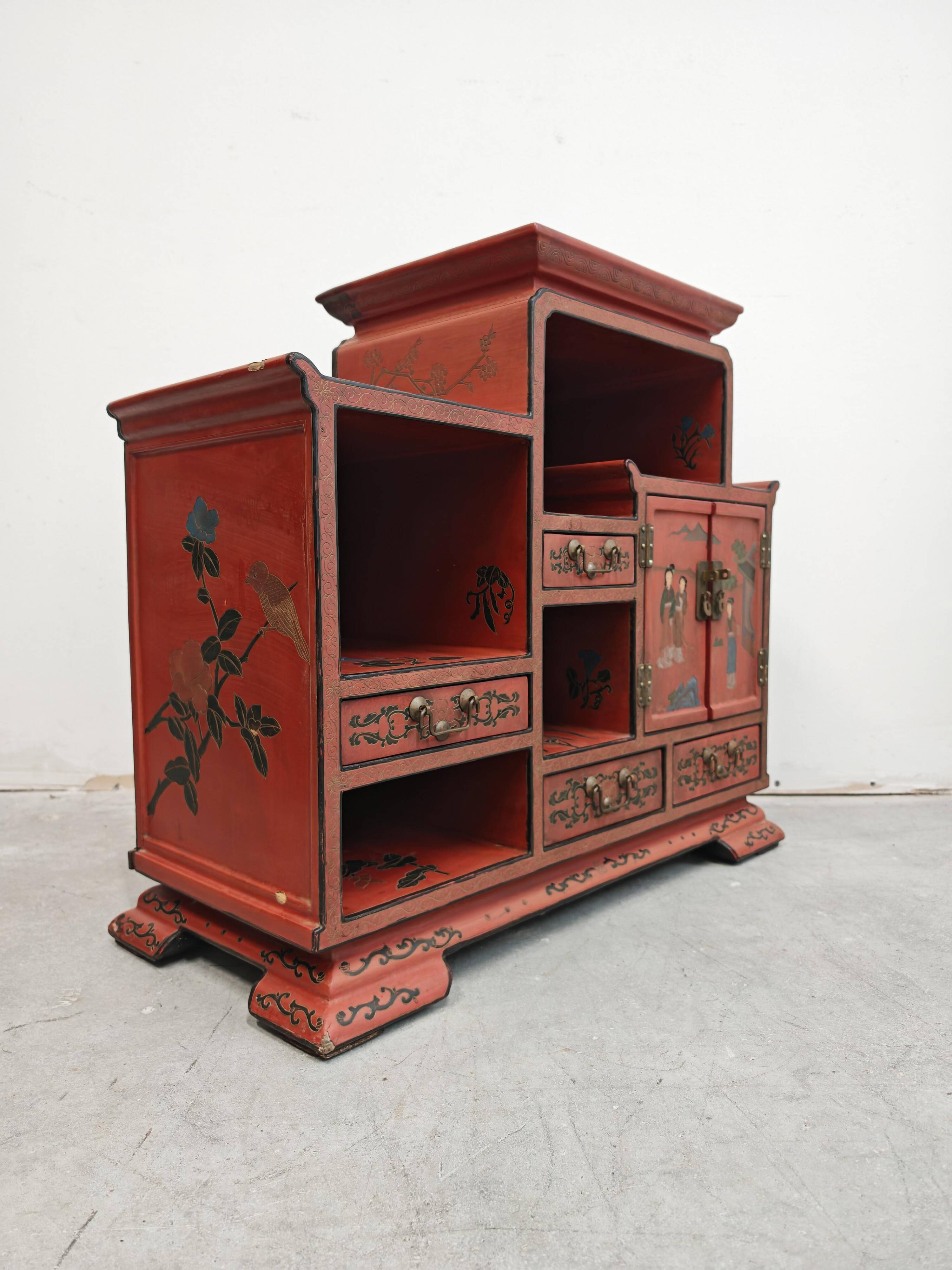 Antique bedside tables in lacquer with hand-painted decorations.