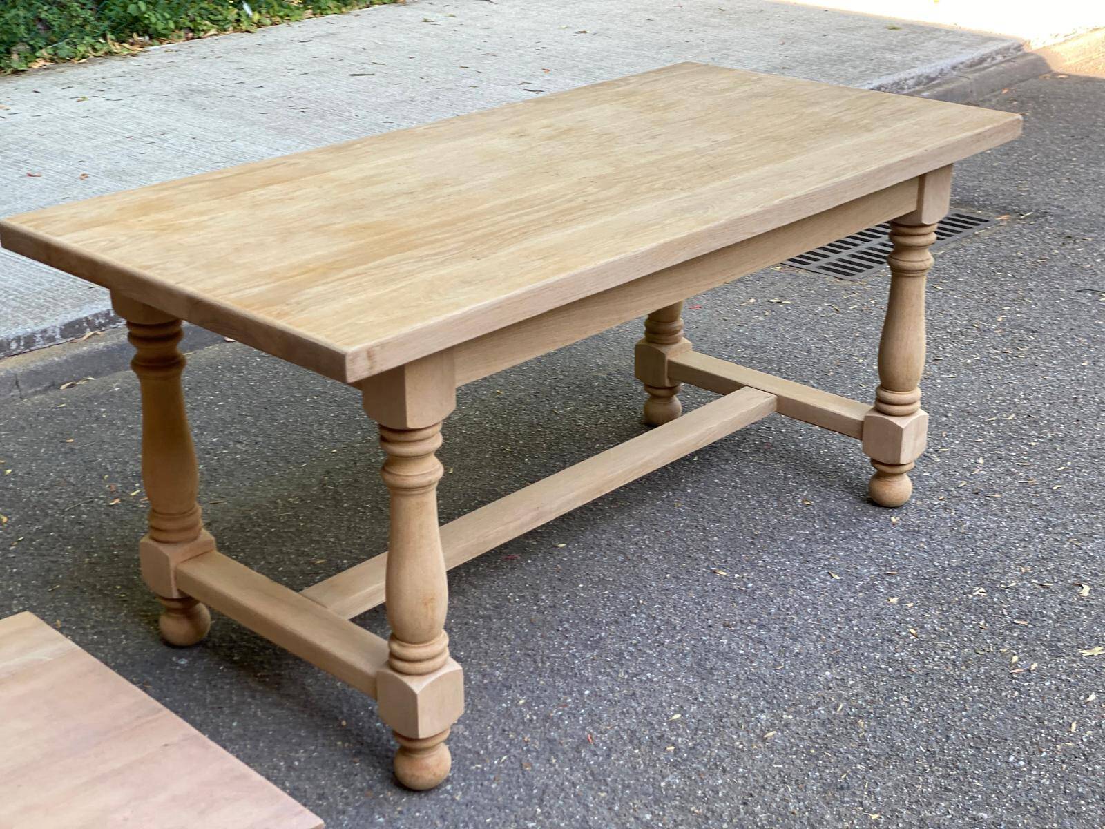 Renovated extendable farmhouse dining table made of solid raw oak from the 1950s.