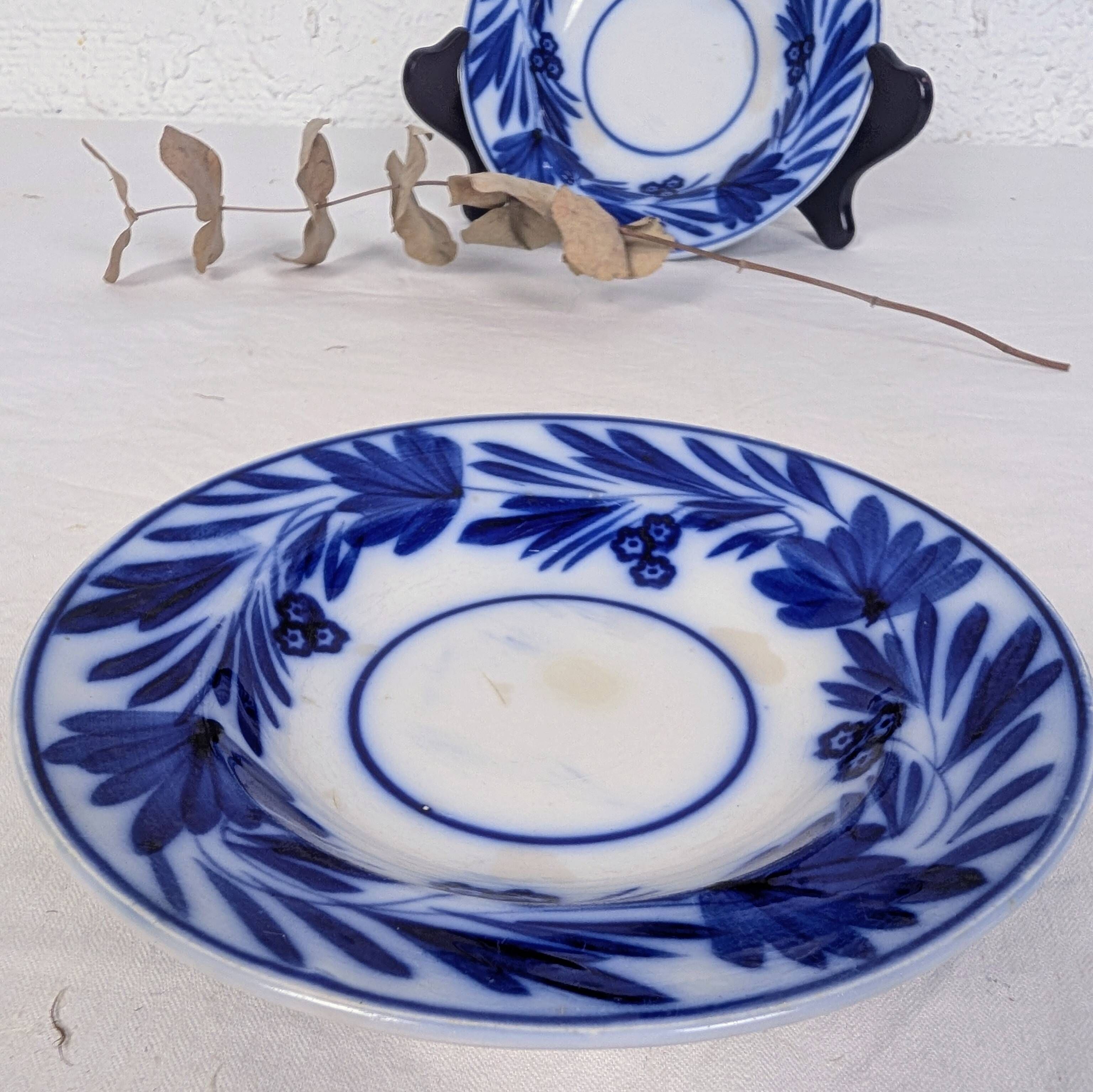 Small plate Sarreguemines & Digoin with cobalt blue floral decoration.