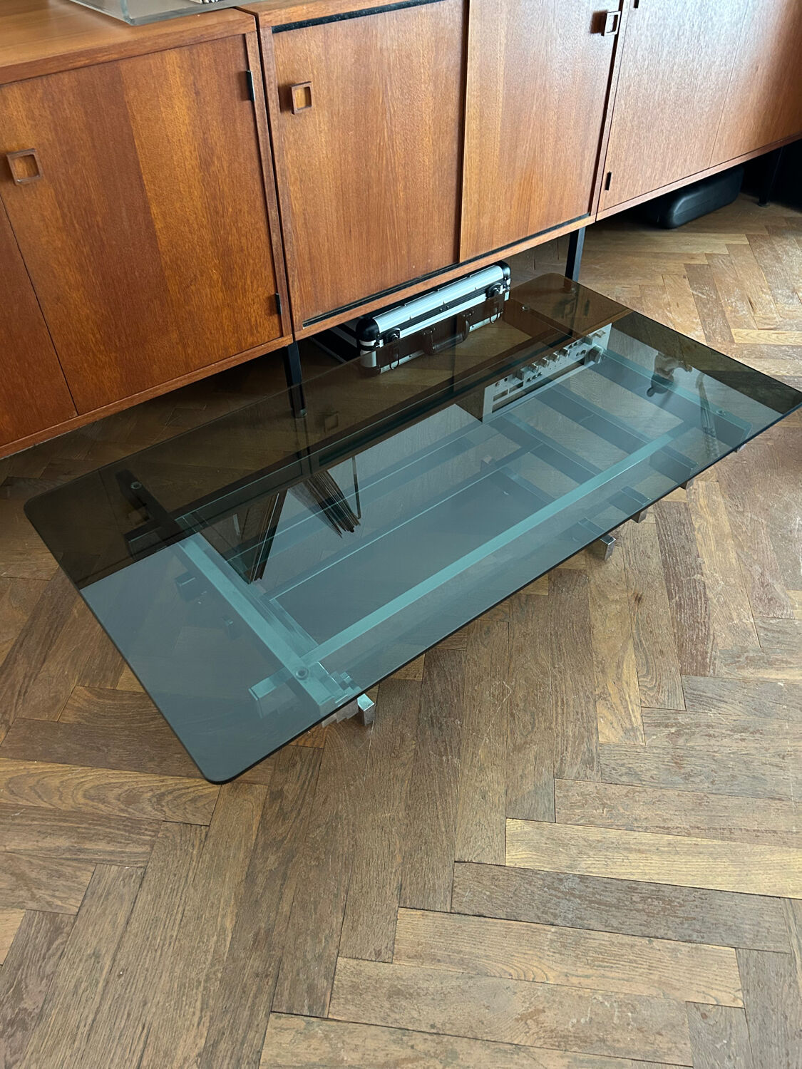 70s design coffee table in rectangular glass with chrome legs.
