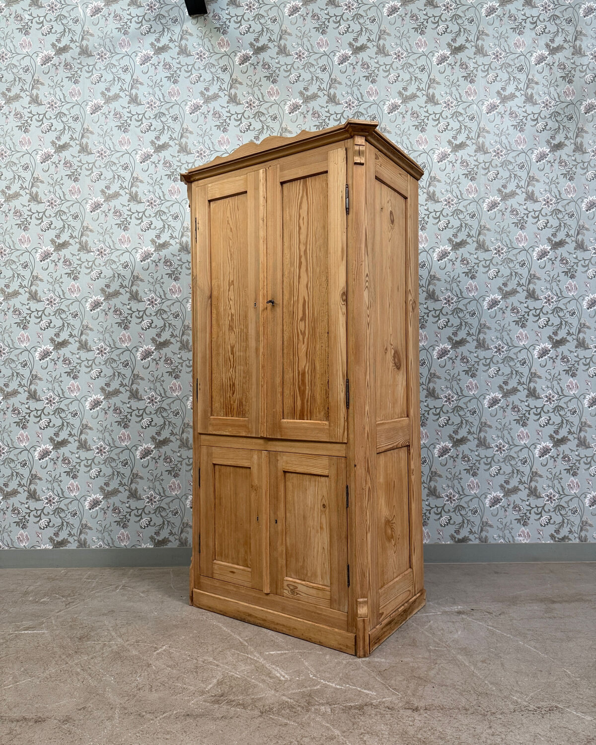 English four-door wardrobe (renovated)