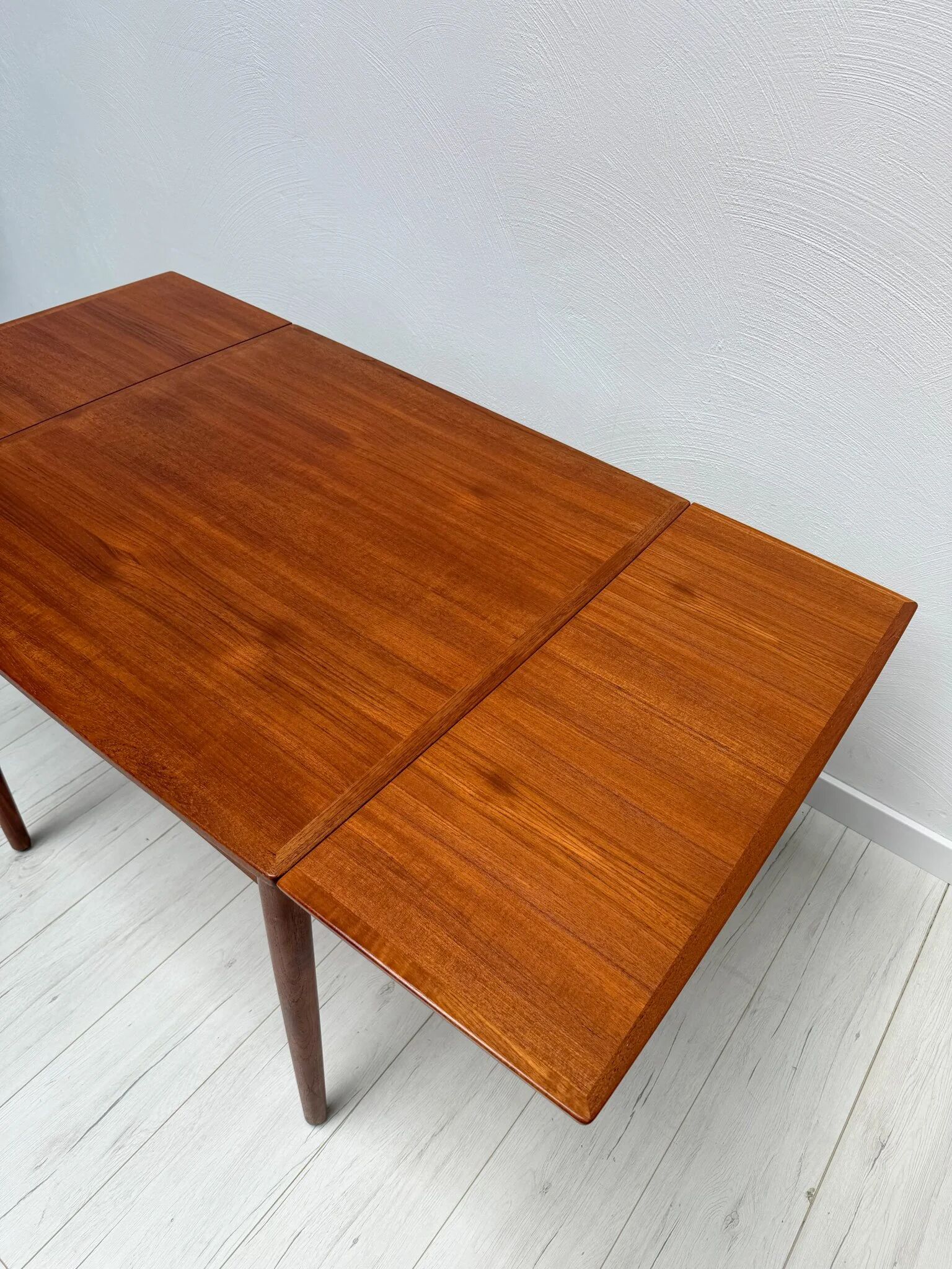 1960s vintage mid-century Danish teak extendable dining table by Poul Hundvad for Hundevad & Co.