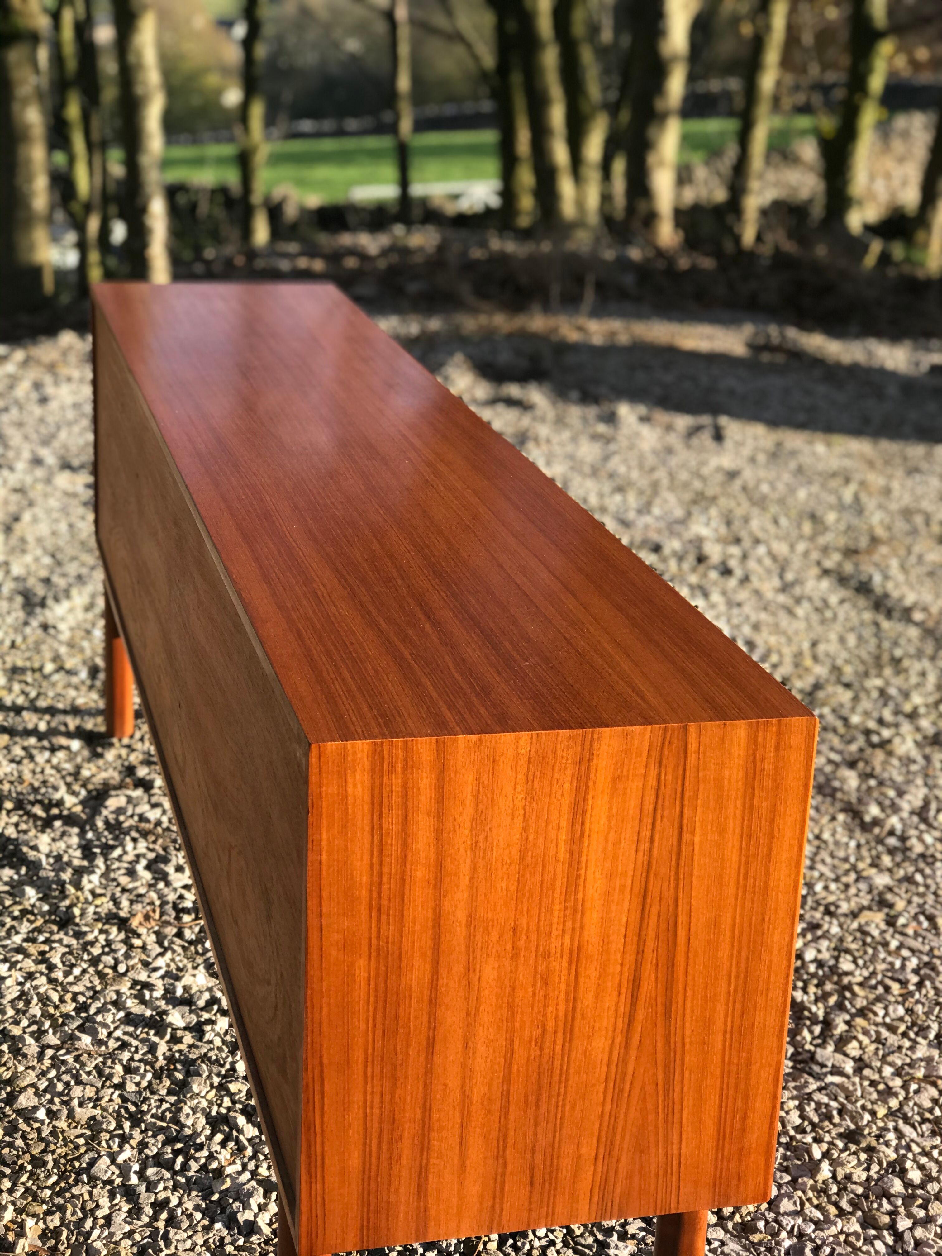 Enfilade en teck de Tom Robertson pour McIntosh années 1960, Collection Portes coulissantes Sunburst