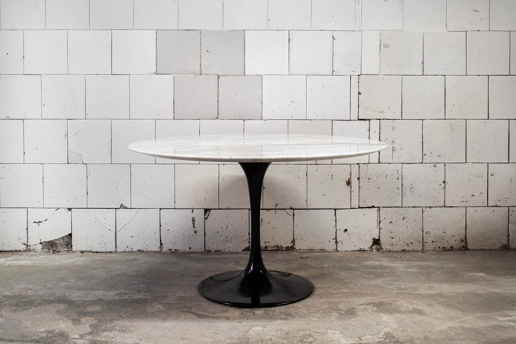 Tulip coffee table by Eero Saarinen for Knoll, 1980s.