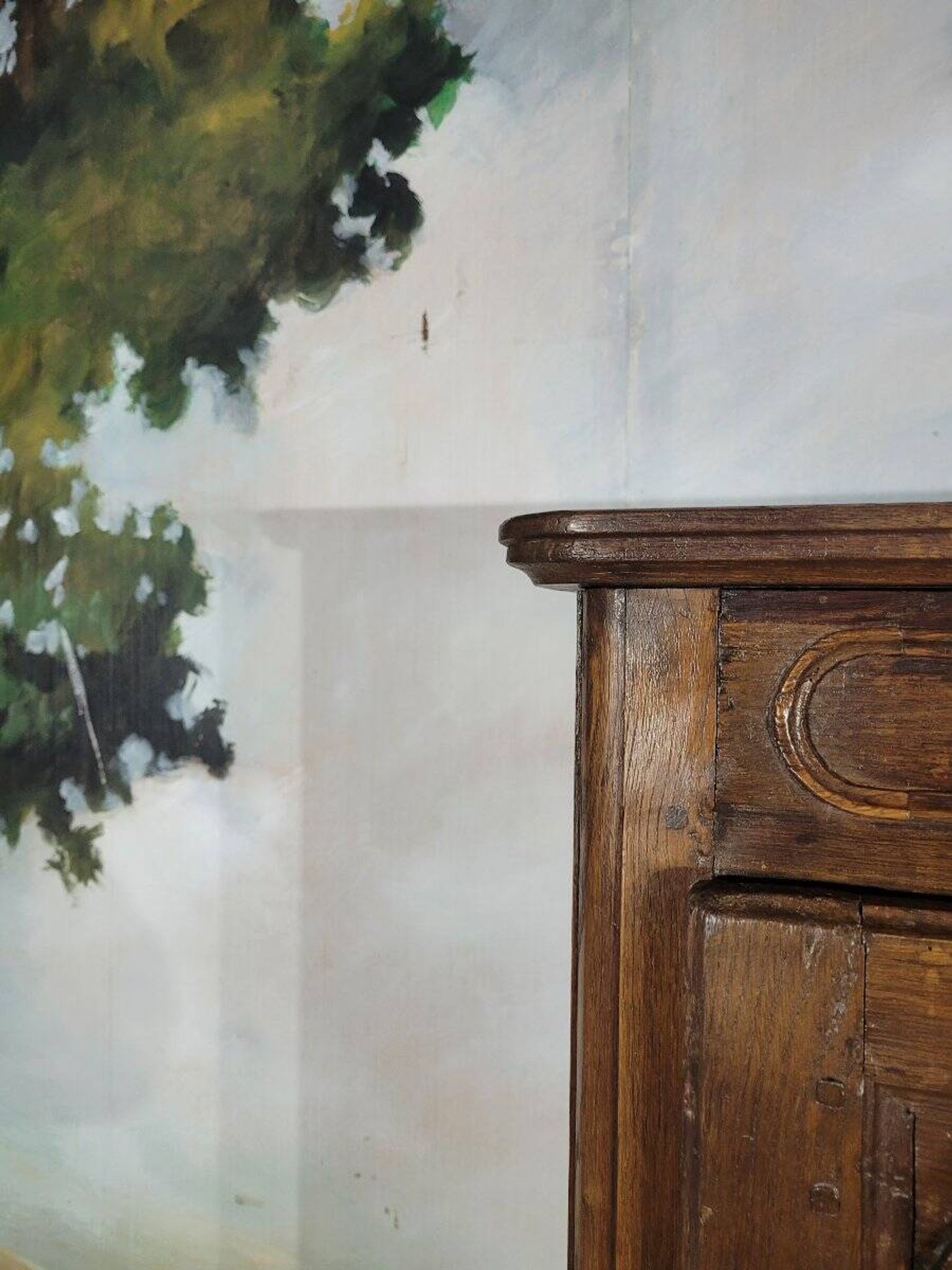 Small oak display cabinet with one door.