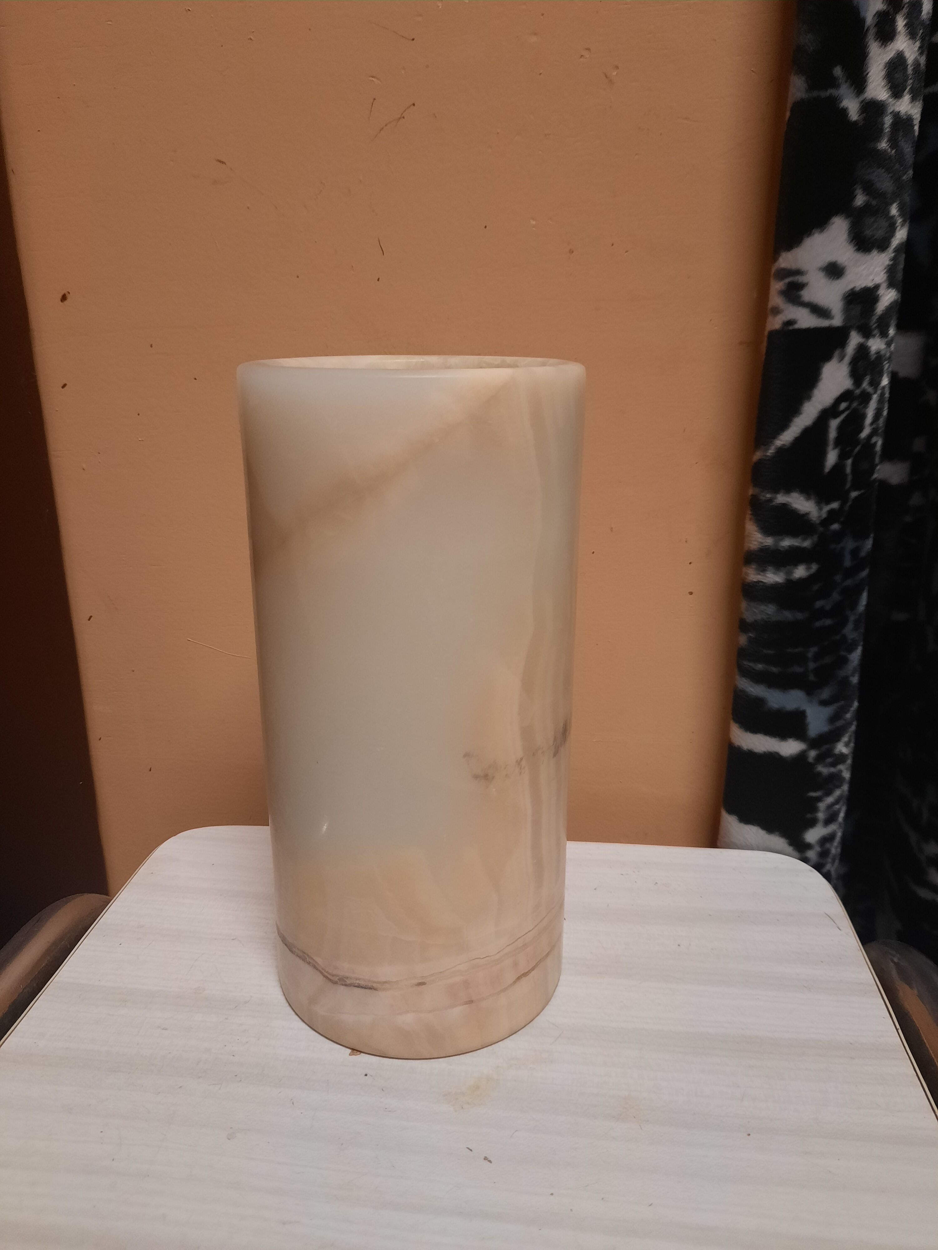 Vase en albatre