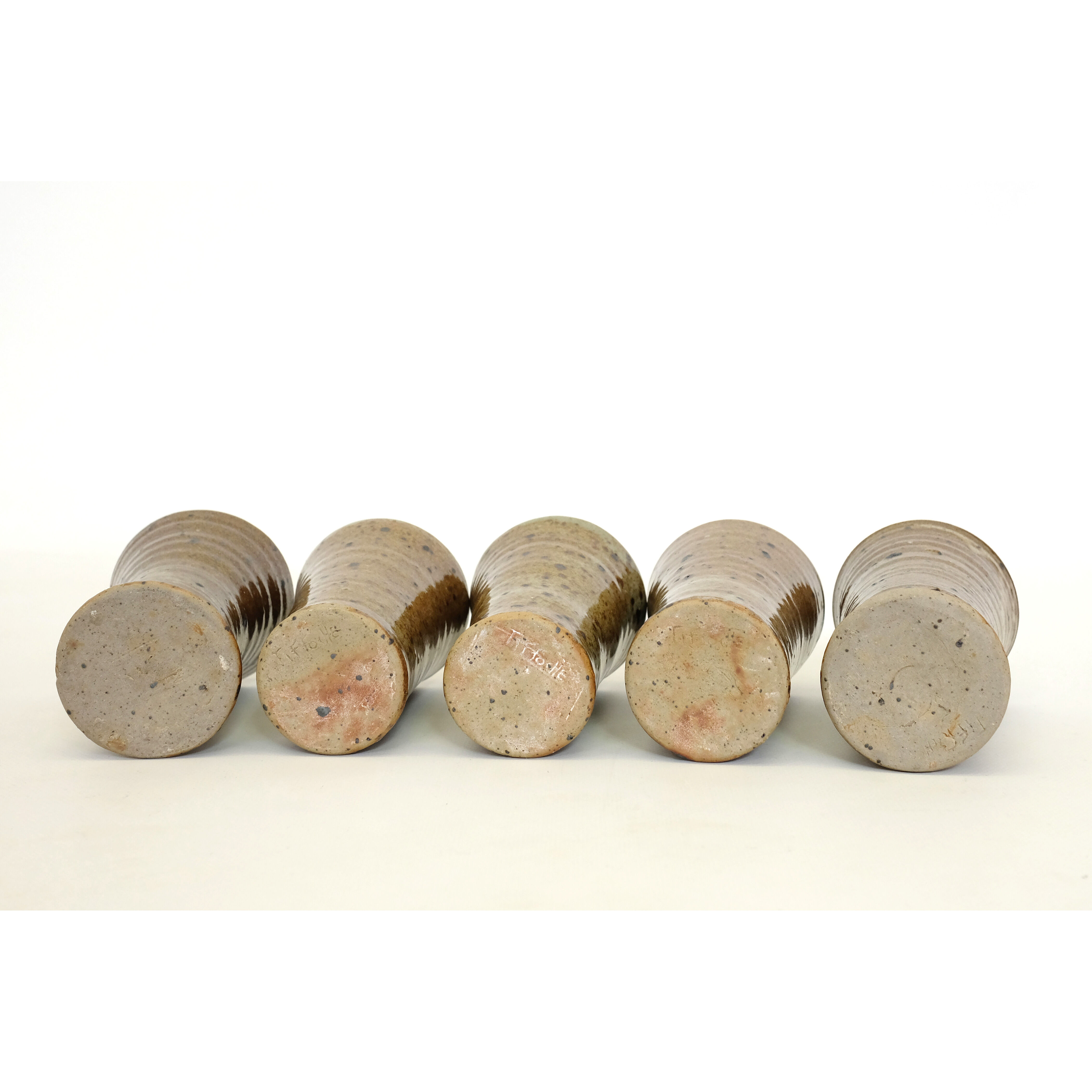 Sandstone teapot from La Borne and 5 cups signed Tiffoche, 1970s.