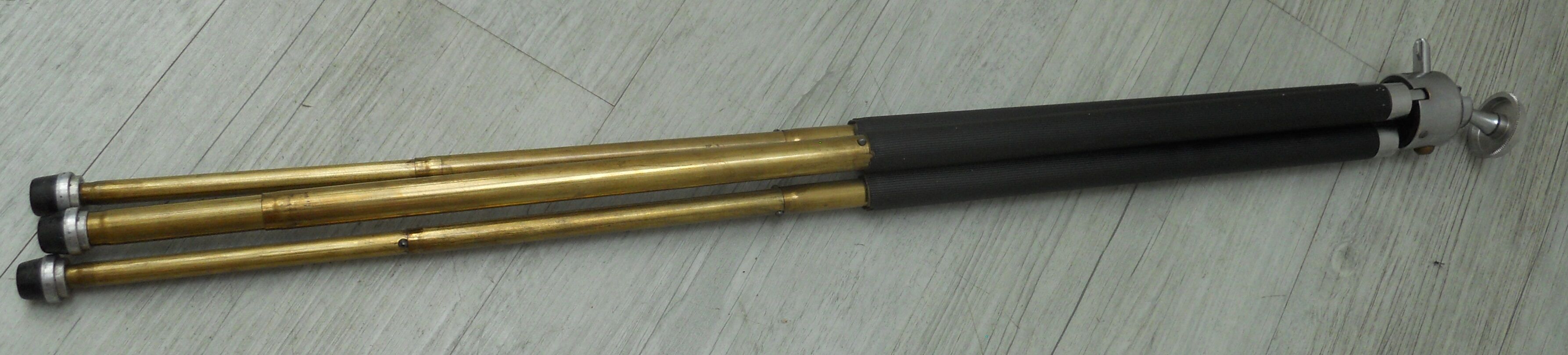 Lita standing projector