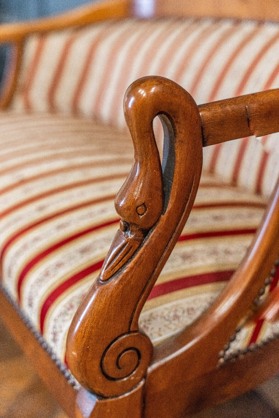 Blond mahogany sofa XXth décor gooseneck with butts