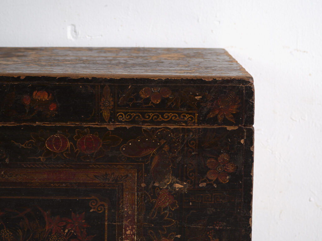 Antique chest painted in pine wood – China, around 1900
